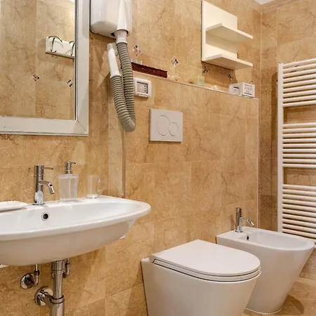 לינה וארוחת בוקר Palazzo De Tomasi 4*