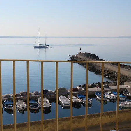 לינה וארוחת בוקר Palazzo De Tomasi גאליפולי